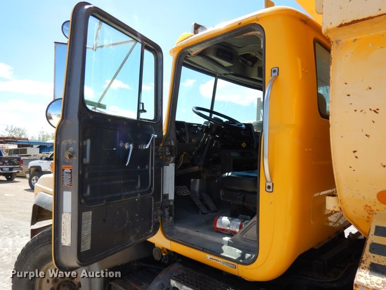 image for item GC9937 2000 Mack RD690S  dump truck