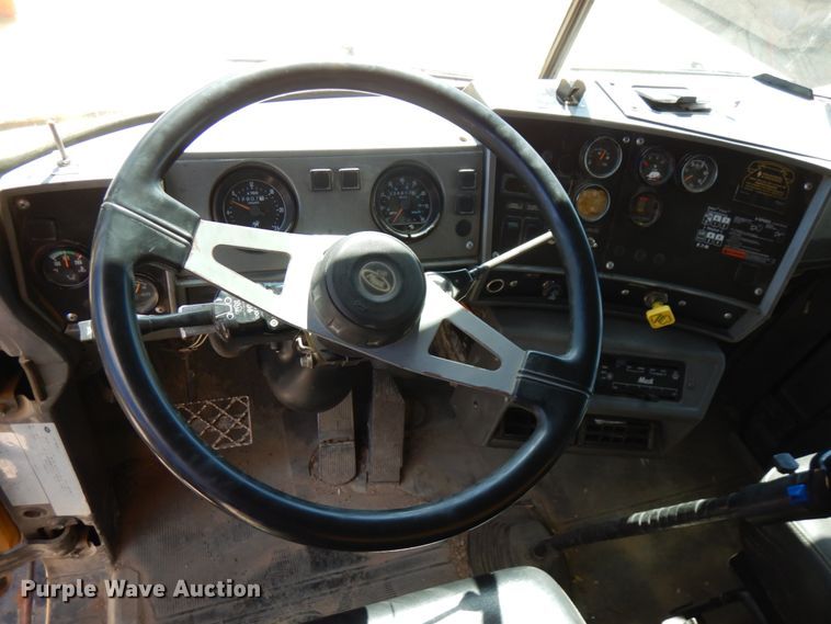 image for item GC9937 2000 Mack RD690S  dump truck