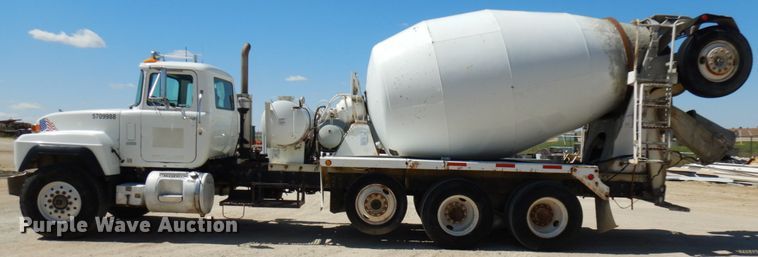 image for item GC9941 1999 Mack RD690S  ready mix truck