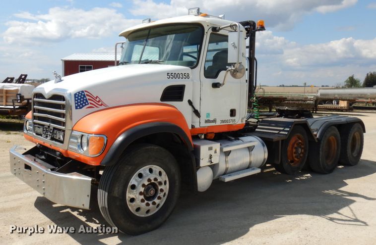 image for item GC9948 2003 Mack CV713  semi truck