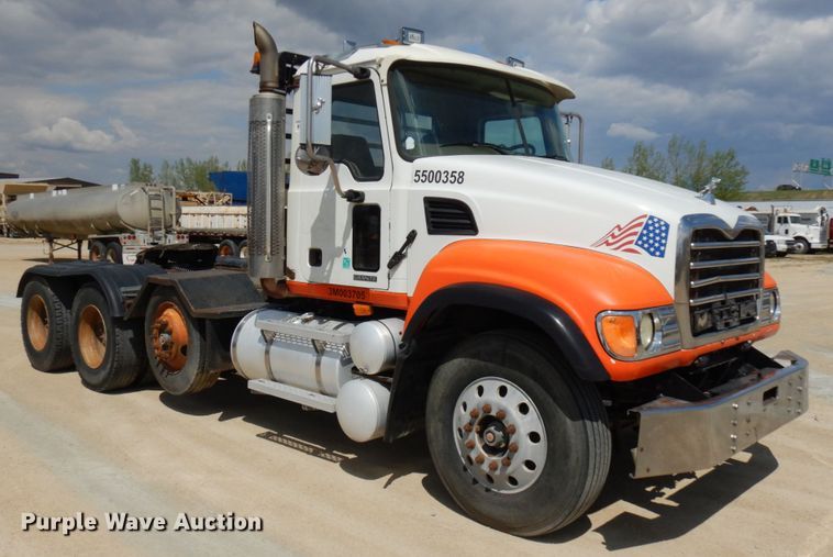 image for item GC9948 2003 Mack CV713  semi truck