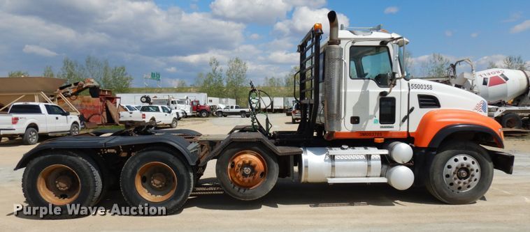image for item GC9948 2003 Mack CV713  semi truck