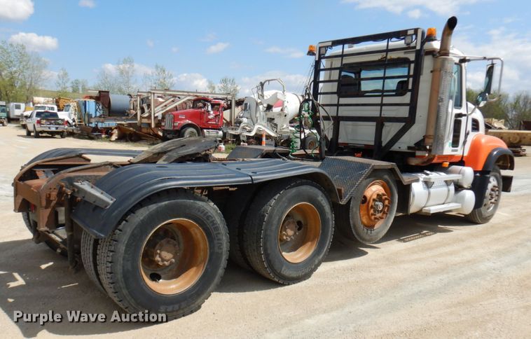 image for item GC9948 2003 Mack CV713  semi truck