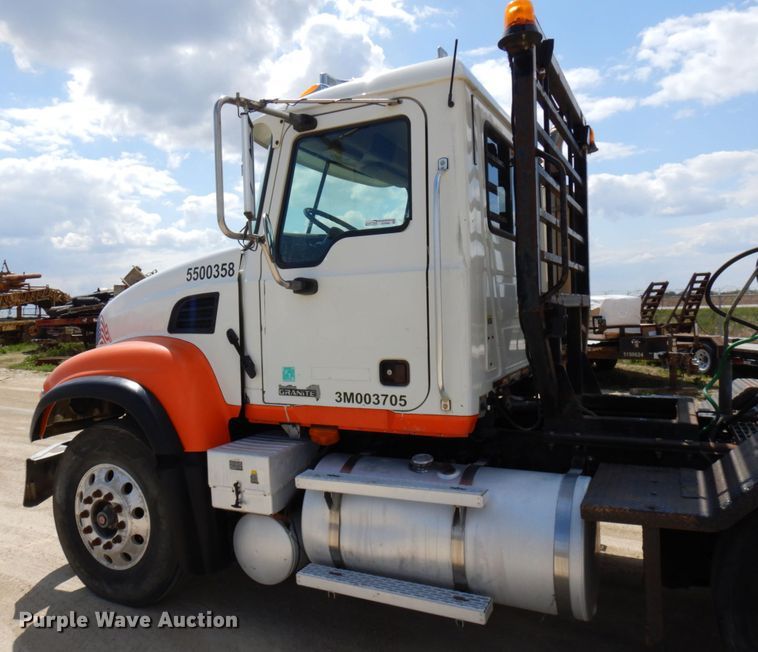 image for item GC9948 2003 Mack CV713  semi truck