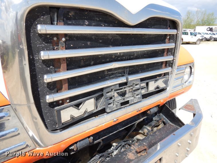 image for item GC9948 2003 Mack CV713  semi truck