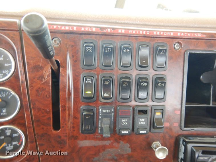 image for item GC9948 2003 Mack CV713  semi truck