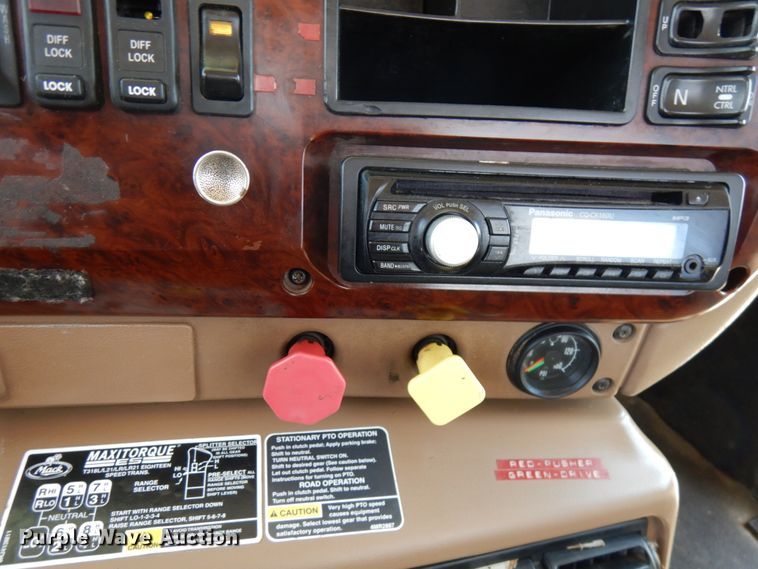 image for item GC9948 2003 Mack CV713  semi truck