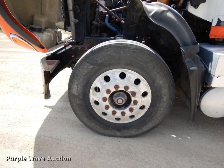 image for item GC9948 2003 Mack CV713  semi truck