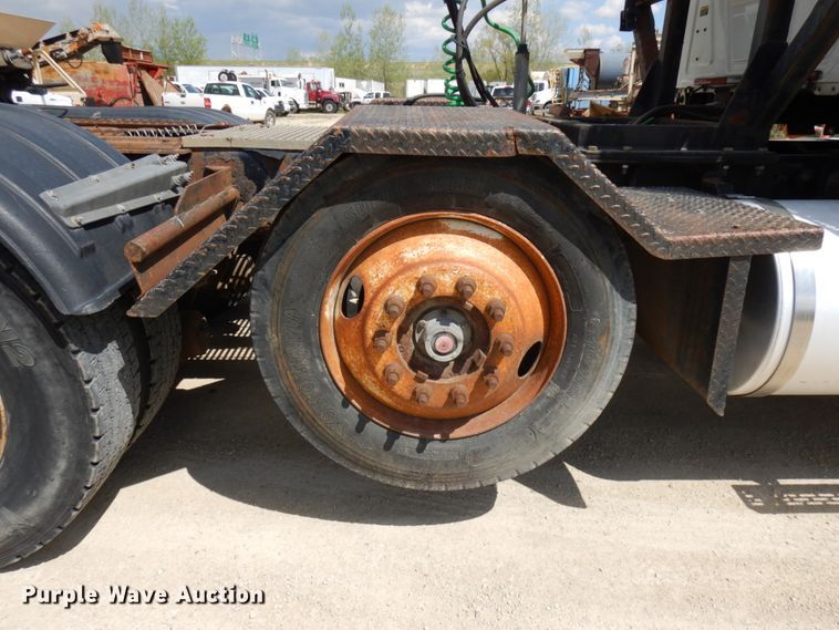 image for item GC9948 2003 Mack CV713  semi truck