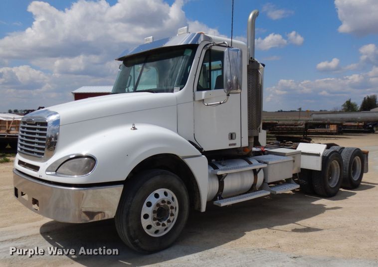 image for item GC9958 2007 Freightliner Columbia  semi truck
