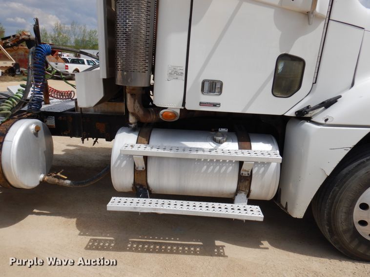 image for item GC9958 2007 Freightliner Columbia  semi truck