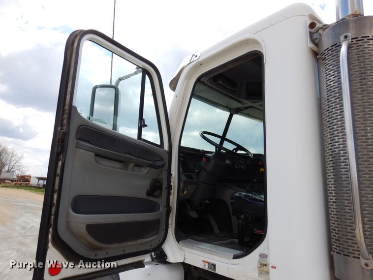 image for item GC9958 2007 Freightliner Columbia  semi truck