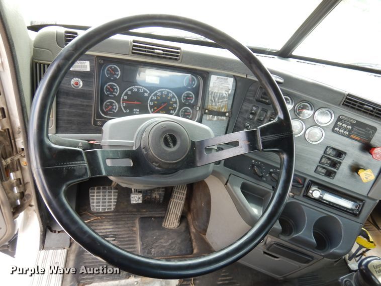 image for item GC9958 2007 Freightliner Columbia  semi truck