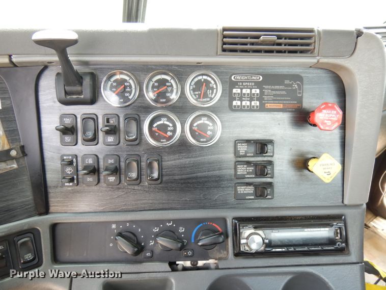 image for item GC9958 2007 Freightliner Columbia  semi truck