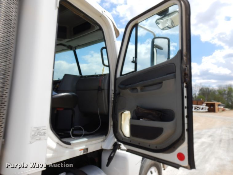 image for item GC9958 2007 Freightliner Columbia  semi truck