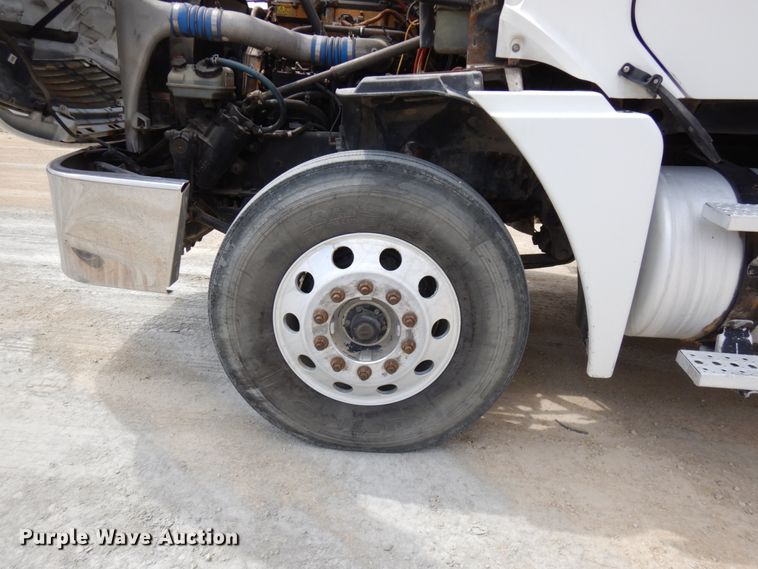 image for item GC9958 2007 Freightliner Columbia  semi truck