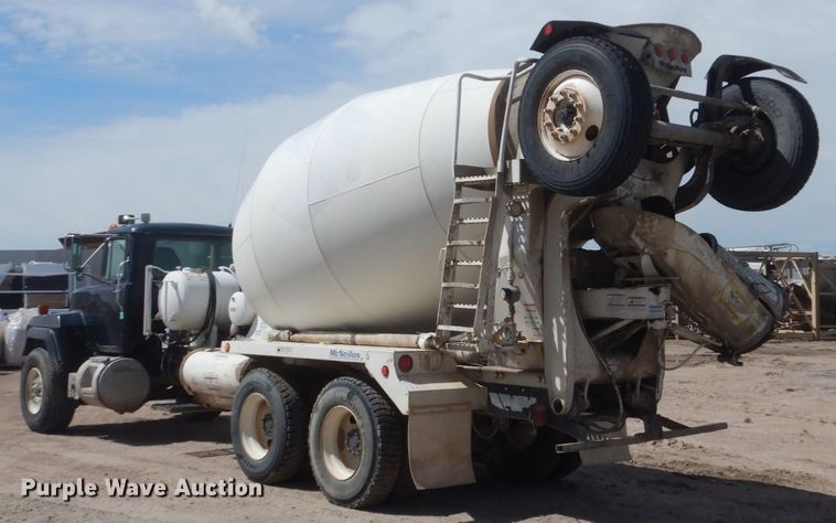 image for item HI9805 1999 Mack RD690S  ready mix