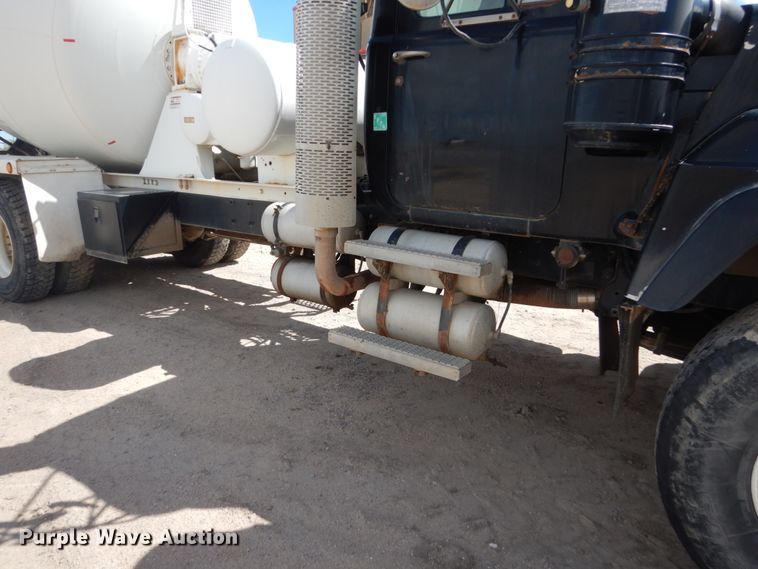 image for item HI9805 1999 Mack RD690S  ready mix