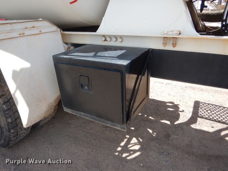 image for item HI9805 1999 Mack RD690S  ready mix