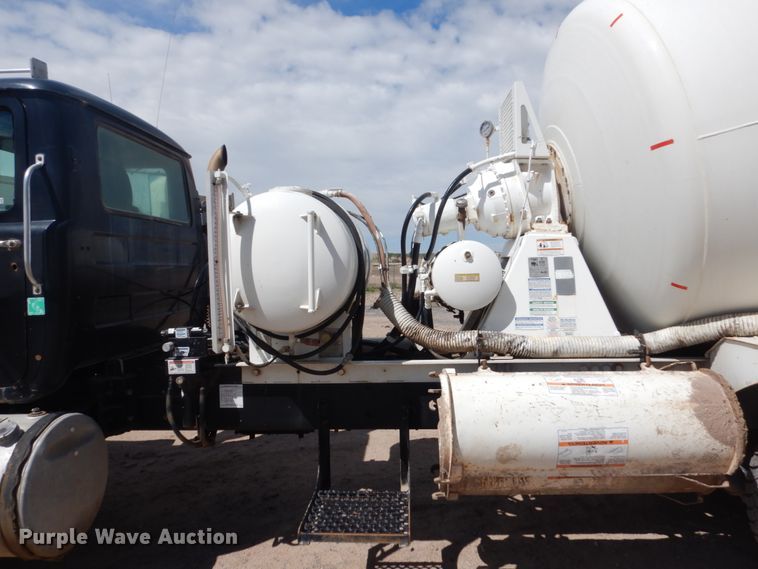 image for item HI9805 1999 Mack RD690S  ready mix