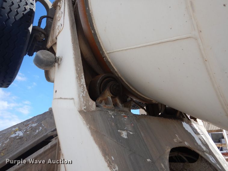 image for item HI9805 1999 Mack RD690S  ready mix