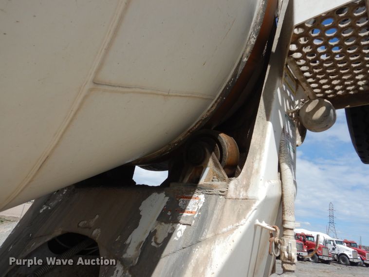 image for item HI9805 1999 Mack RD690S  ready mix