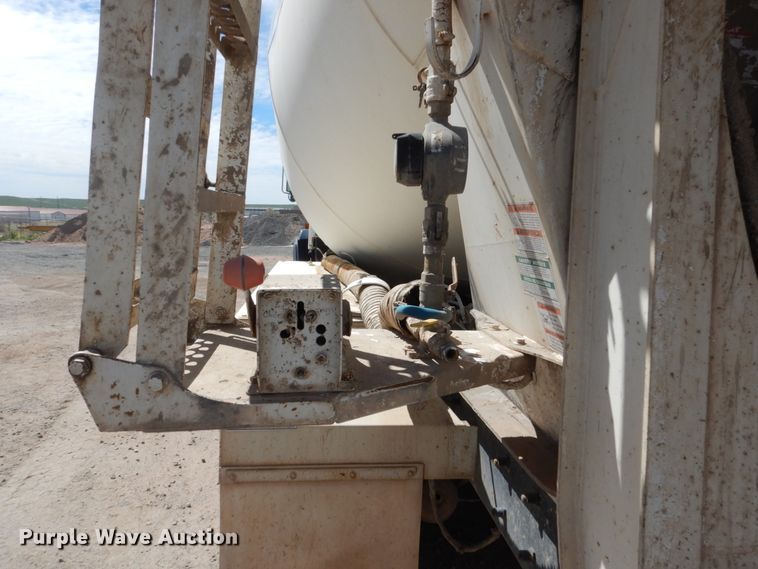 image for item HI9805 1999 Mack RD690S  ready mix