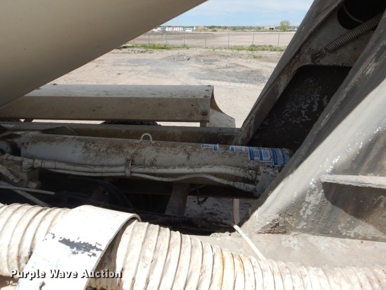 image for item HI9805 1999 Mack RD690S  ready mix