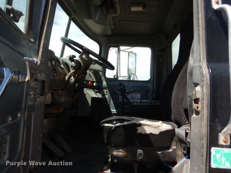 image for item HI9805 1999 Mack RD690S  ready mix