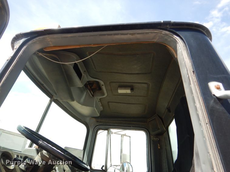 image for item HI9805 1999 Mack RD690S  ready mix