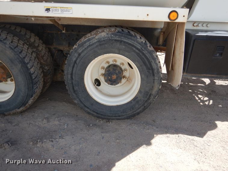 image for item HI9805 1999 Mack RD690S  ready mix