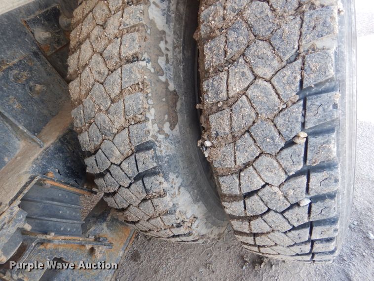 image for item HI9805 1999 Mack RD690S  ready mix