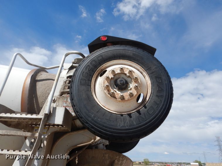 image for item HI9805 1999 Mack RD690S  ready mix