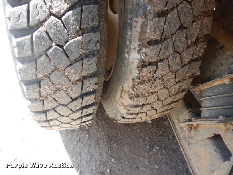 image for item HI9805 1999 Mack RD690S  ready mix