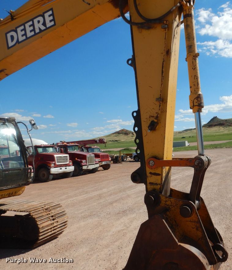 image for item HI9807 2006 John Deere 200C LC  excavator