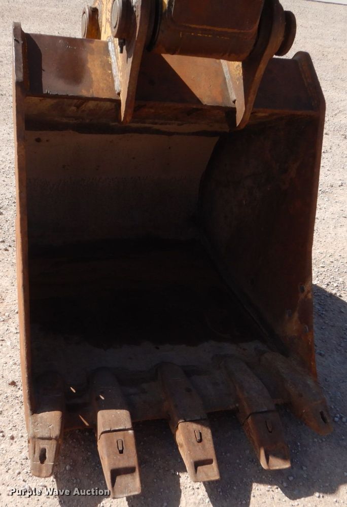 image for item HI9807 2006 John Deere 200C LC  excavator