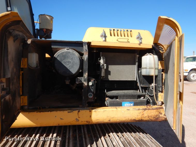 image for item HI9807 2006 John Deere 200C LC  excavator