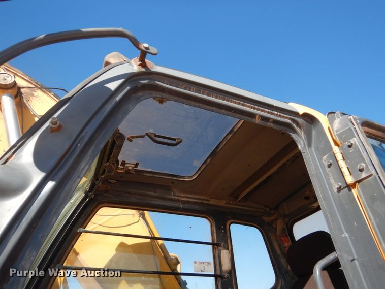 image for item HI9807 2006 John Deere 200C LC  excavator