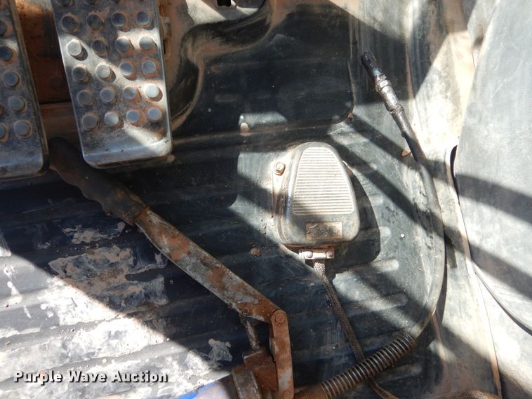 image for item HI9807 2006 John Deere 200C LC  excavator