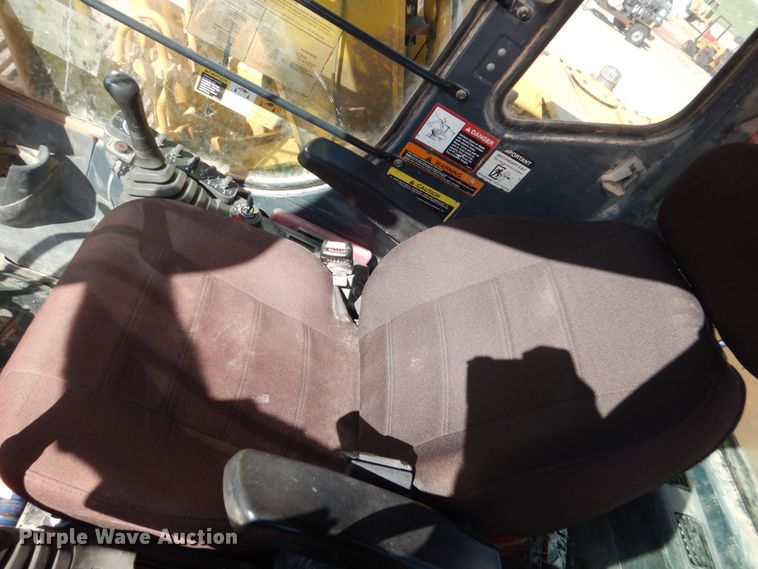 image for item HI9807 2006 John Deere 200C LC  excavator