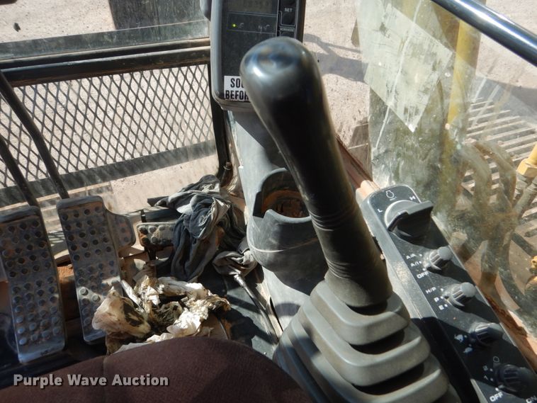 image for item HI9807 2006 John Deere 200C LC  excavator