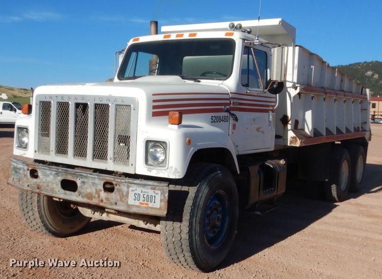 image for item HI9811 1984 International S2500  dump truck