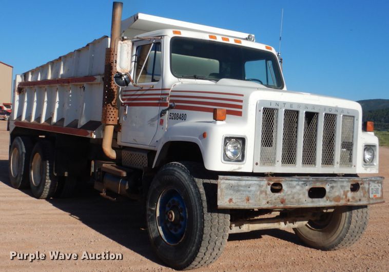 image for item HI9811 1984 International S2500  dump truck