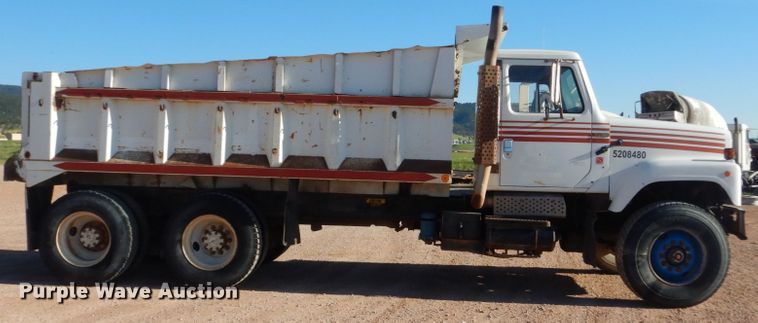 image for item HI9811 1984 International S2500  dump truck