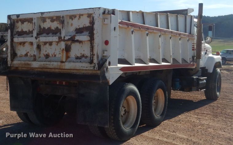 image for item HI9811 1984 International S2500  dump truck