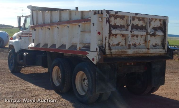 image for item HI9811 1984 International S2500  dump truck