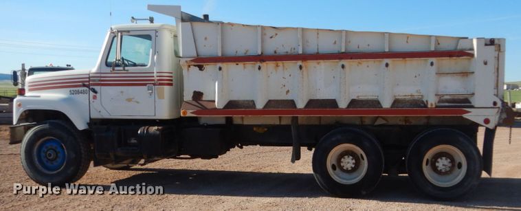 image for item HI9811 1984 International S2500  dump truck