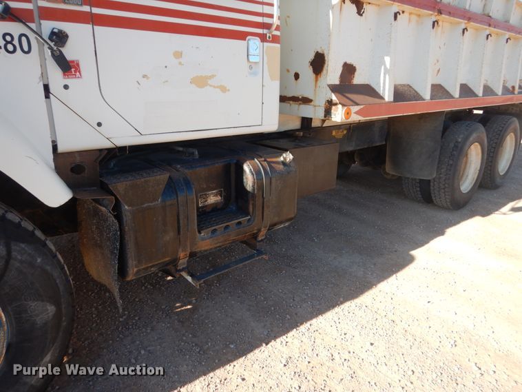 image for item HI9811 1984 International S2500  dump truck