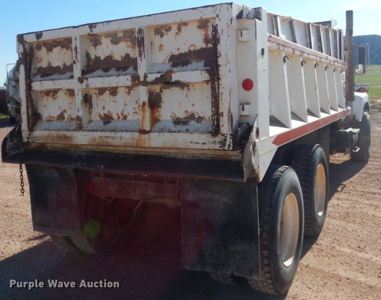 image for item HI9811 1984 International S2500  dump truck