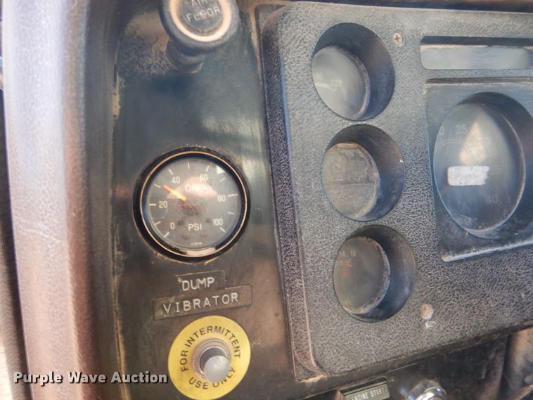 image for item HI9811 1984 International S2500  dump truck